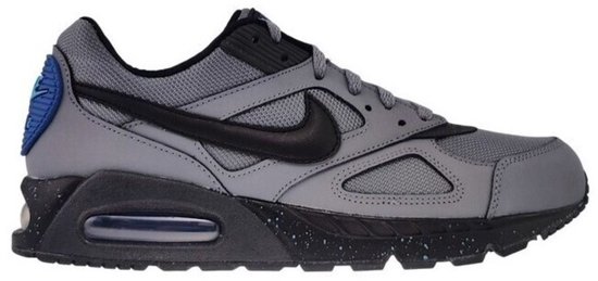 Grijze Nike Air Max Ivo sneaker, zijkant profiel, met zwarte Swoosh en blauwe hiel.