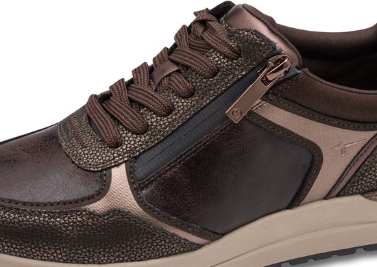Detail van de bruine Tamaris sneaker met bronzen texturen en rits.