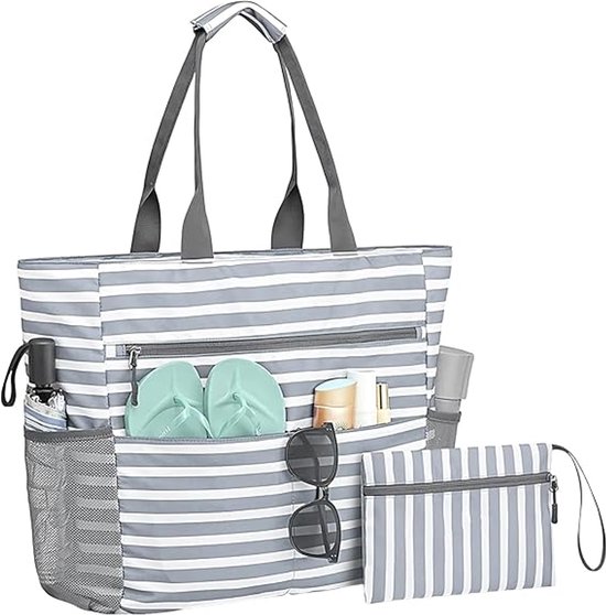 Grande trousse de plage rayée grise et blanche avec poches extérieures, une petite trousse et des lunettes de soleil.