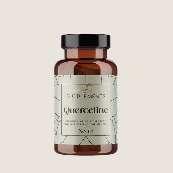 Amberkleurige pot met zwarte dop, etiket met 'Quercetine' en 'No.44' in goudkleurige letters.