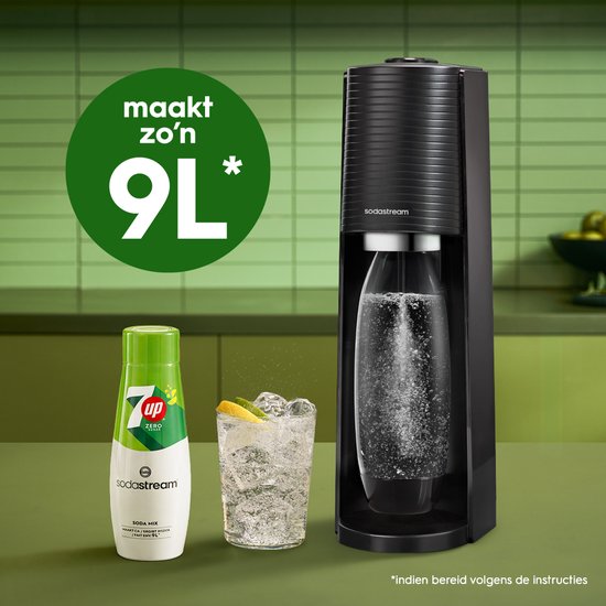 Zwarte SodaStream machine met 7UP Zero fles en glas bruisend drankje.