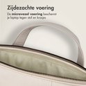 Open beige laptoptas met beige handvat en zacht, beige microvezel voering.