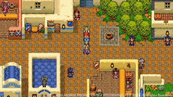 Pixelated stad met zeven personages in diverse kleding, met gebouwen, bomen en een plein.