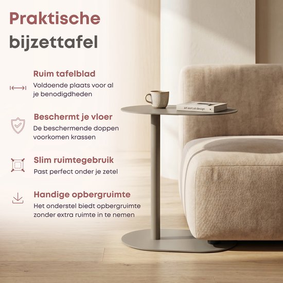 Taupe bijzettafel met beschermende doppen, ideaal voor naast de bank. Ruim tafelblad en slim ruimtegebruik.