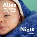 Close-up van babygezicht gewikkeld in een blauwe handdoek. Tekst: 'Alles wat je baby nodig heeft', 'Niets meer'.