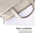 Laptoptas van stoer, hoogwaardig rundleer in off-white, met een deel van een laptop zichtbaar.