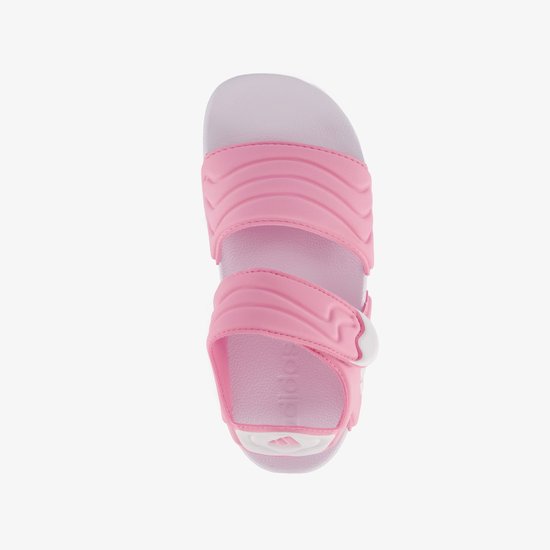 Roze Adidas sandalen met golvende banden en een witte zool.