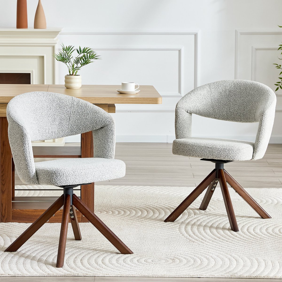 Set van twee retro luxe draaistoelen. Lichtgrijze, gestructureerde stof met massief houten poten in walnootkleur, 360° geruisloos draaimechanisme en gebogen rugleuning. Geschikt voor eetkamers en andere ruimtes.