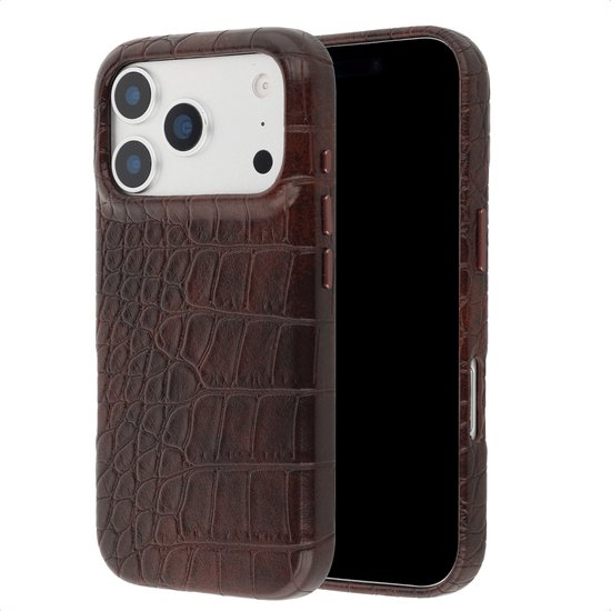 Coque de téléphone marron imitation crocodile avec triple objectif caméra, à côté d'un smartphone à écran noir.