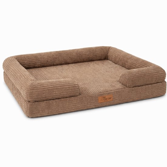 Panier pour chien marron côtelé avec bords surélevés, sur fond blanc.