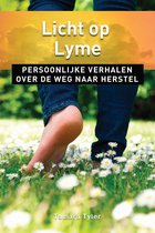 Boekomslag 'Licht op Lyme' met tekst 'Persoonlijke verhalen over de weg naar herstel'. Een blote voet loopt door gras met madeliefjes.
