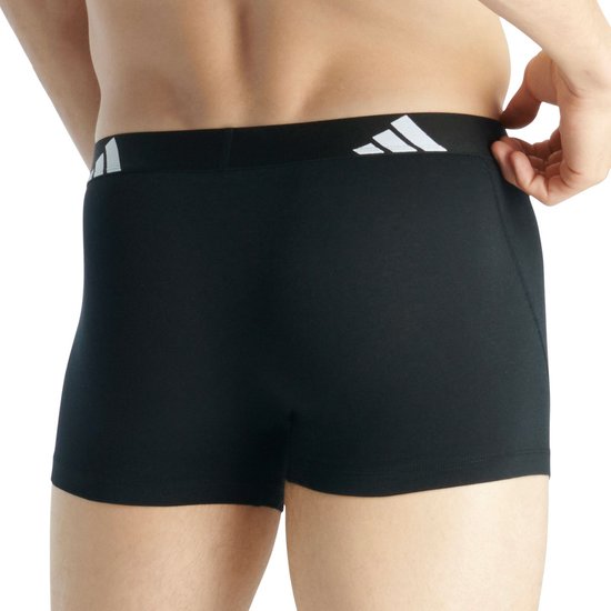 Achterkant van zwarte Adidas boxershort met witte logo's op de band.
