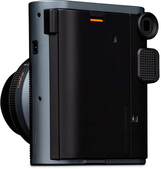Grijze Fujifilm Instax Mini 41 camera, zijaanzicht, zwarte filmdeur, oranje indicator.