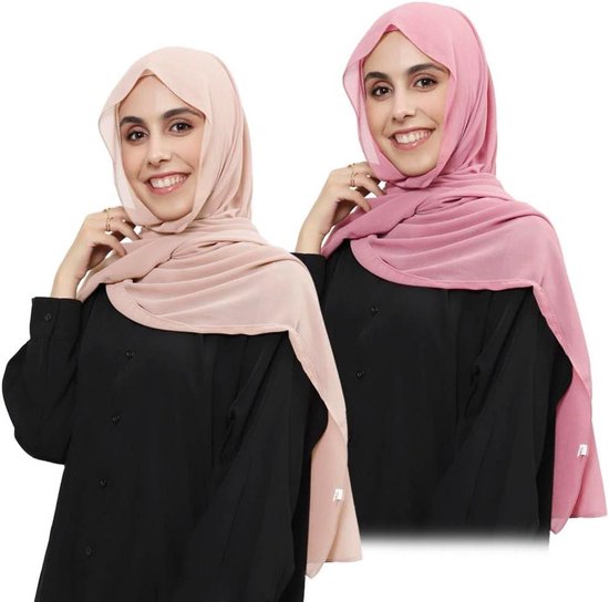 Twee vrouwen met hijab in zachtroze en lichtroze, beide in een zwarte jurk.