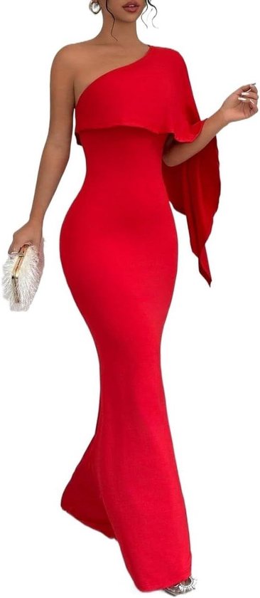 Model in rode avondjurk met één schouderband, ruches en cape mouw, met witte clutch.