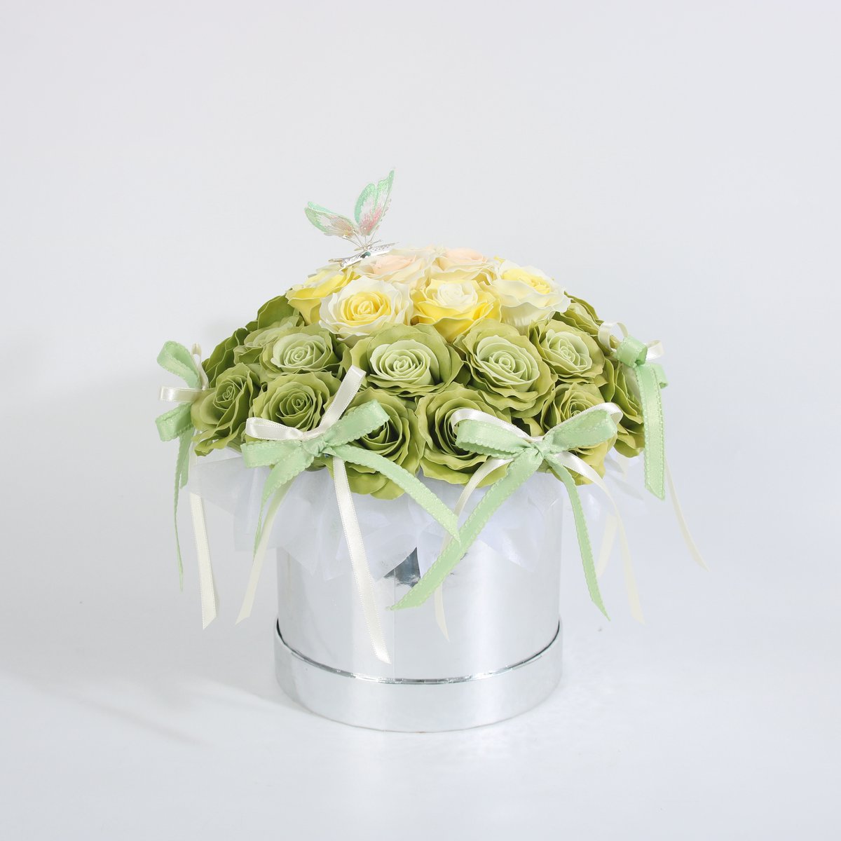 La Roselle Amsterdam Kunstbloemen in Hoedendoos – Geurende Groene & Crème Kunstrozen met Vlinderdecoratie – Luxe Bloemenbox – Woondecoratie