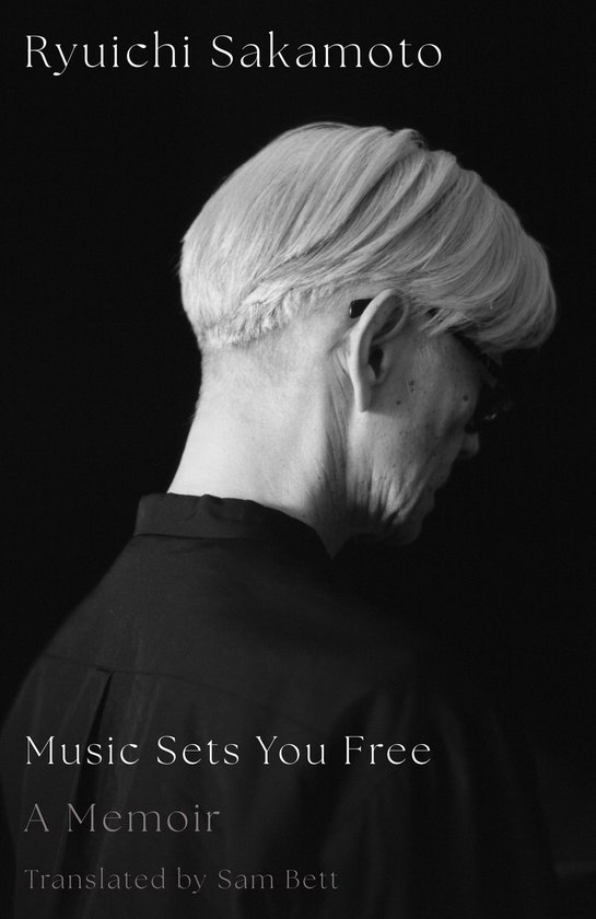 Boekomslag met portret van Ryuichi Sakamoto in zwart-wit. Titel: Music Sets You Free, A Memoir.