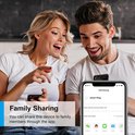 Een koppel toont een smartphone met 'Family Sharing' en opties om te delen via apps.
