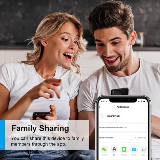 Een koppel toont een smartphone met 'Family Sharing' en opties om te delen via apps.