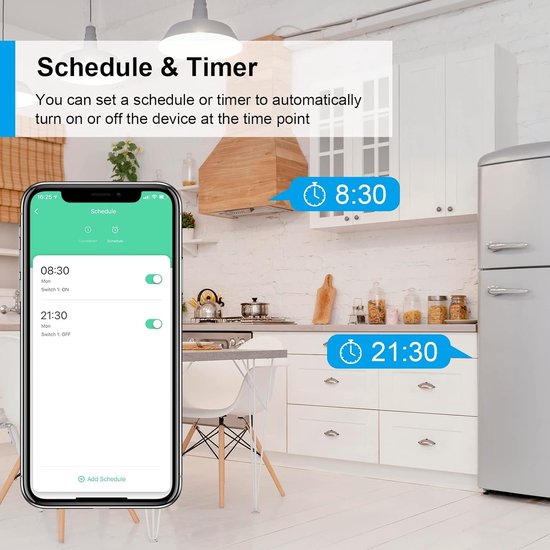 Keuken met een smartphone die de app toont voor schema's met tijden 08:30 en 21:30.