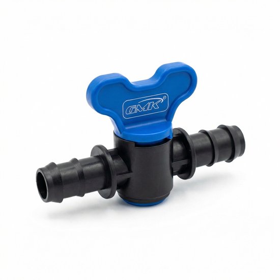 Zwarte afsluitkraan met blauwe vlinderhendel met 'GMK' logo. Dubbele Ø20 mm slangtules.