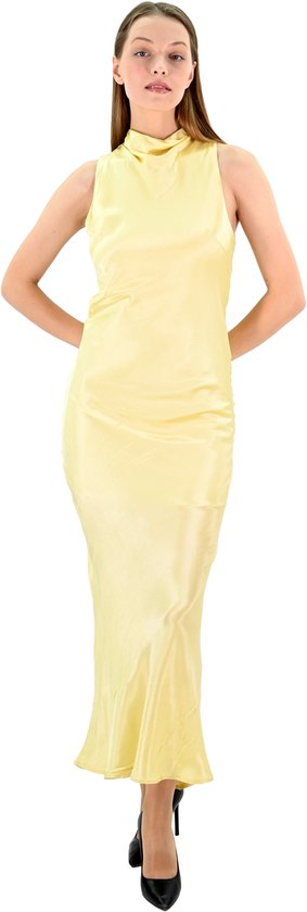 Mannequin portant une longue robe jaune aspect satin, col montant drapé, mains derrière le dos.