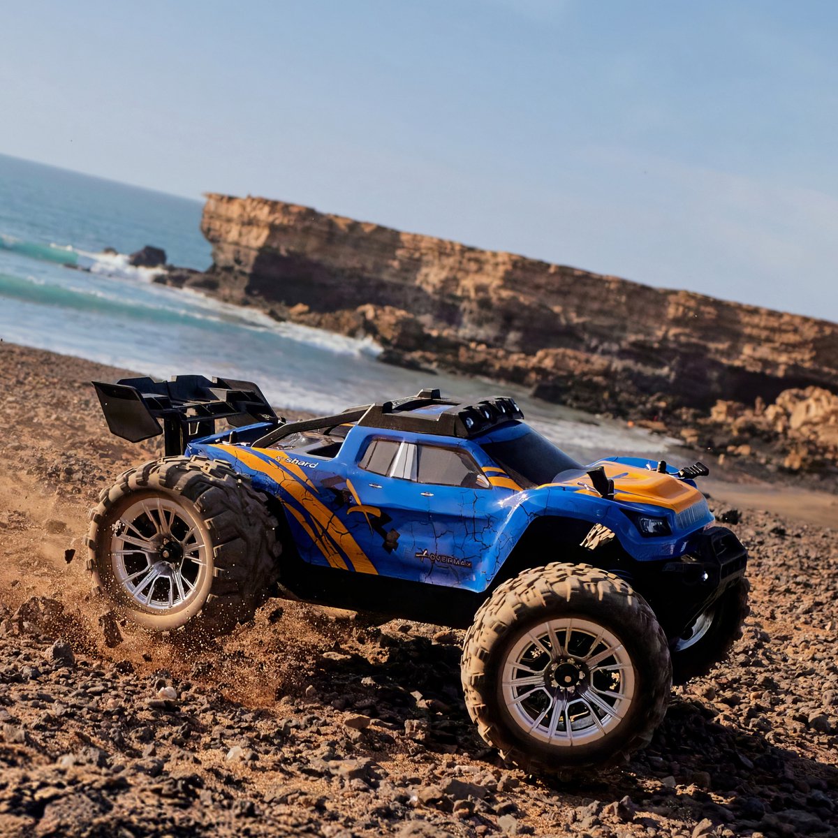 Overmax X-Shard RC auto / RC car Monster Truck 4x4 – metalen aandrijving – tot 30 km/u – LED verlichting – off-road – IPX4 – bereik 90 m – 1:16 – RTR set – 20 min rijtijd – onafhankelijke vering – vanaf 8 jaar - Bestuurbare Auto — afbeelding 4