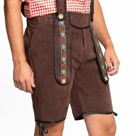 Bruine lederhosen met geborduurde banden met rode hartjes, met bretels en witte knopen. T-shirt met rood-wit ruiten.