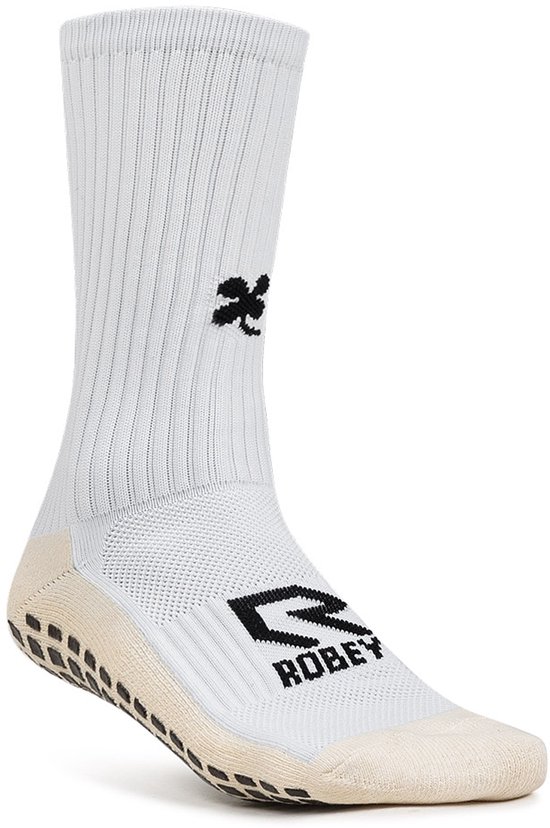 Witte Robey sportsokken met zwarte Robey-logo's op de enkel en een klavertje vier op de kuit. De sokken hebben beige gripvlakken op de zool.