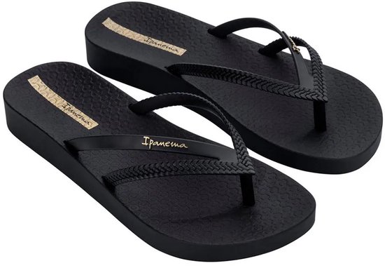 Zwarte Ipanema platform slippers, schuin van voren gezien, met gevlochten bandjes en gouden logo.
