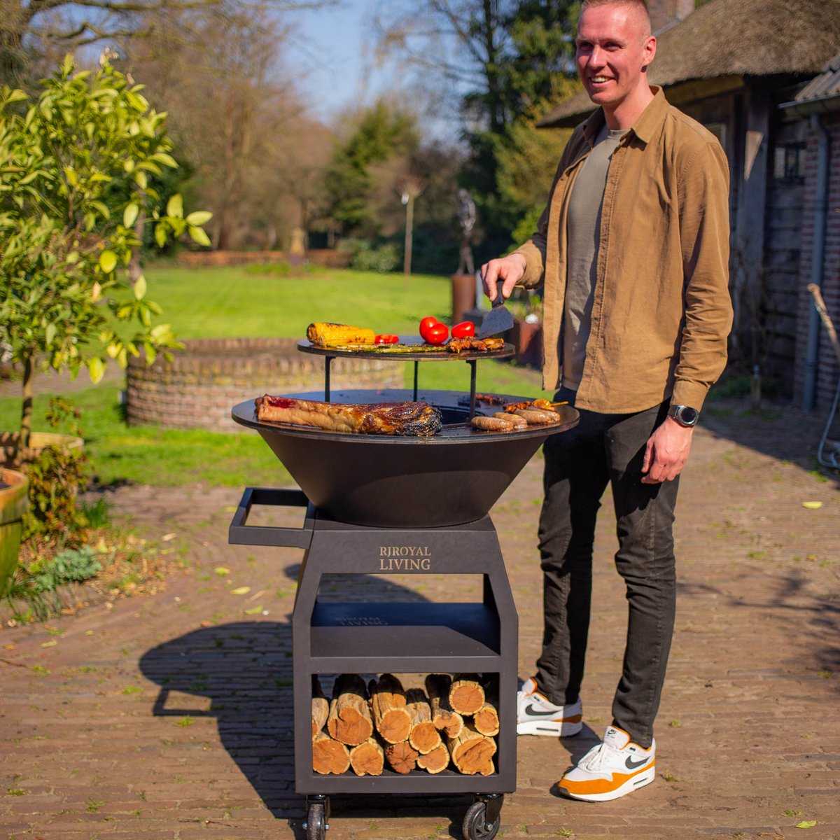 RJRoyal Living Plancha grill BBQ Maestro XXL 80 Blackline zwart grillring met pook en houtopslag vuurschaal buitenkeuken grillring