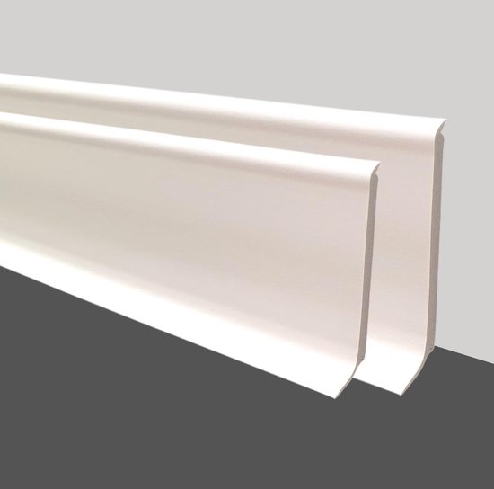 Twee witte PVC-plinten op elkaar, de voorste is hoger. Grijze achtergrond.