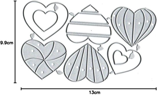 Zilverkleurige metalen hartvormige snijmallen van 9,9 cm bij 13 cm met diverse decoratieve patronen.