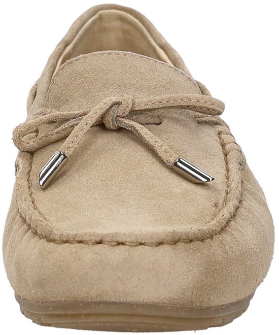 Vooraanzicht van een beige suède mocassin met veterstrik op de neus.