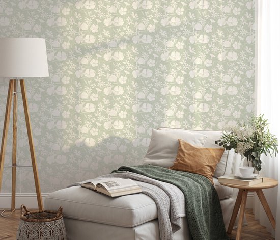 Behang met een lichtgroene achtergrond en een wit bloemenpatroon.