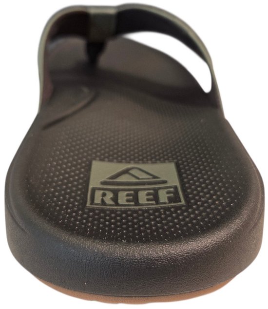 Voorkant van een zwarte Reef slipper met olijfgroene band, bruine zool en Reef logo.