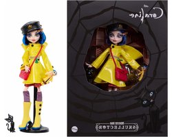 Monster High Skullectorpop, Coraline verzamelobject in gele regenjas met jurk en accessoires zoals lappenpop, kattenfiguur en poppenstandaard