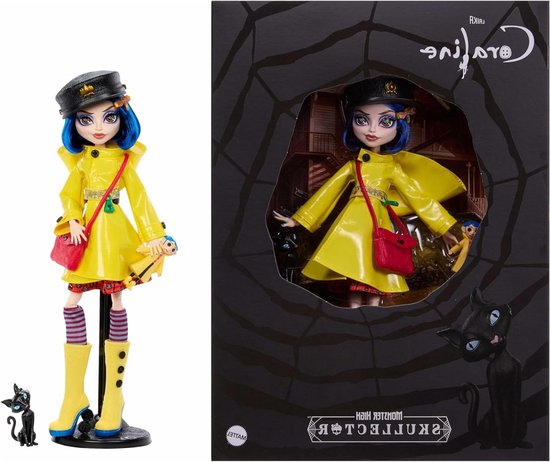 Poupée Coraline dans un imperméable jaune, petit sac rouge et casquette noire, en emballage avec chat noir et poupée.