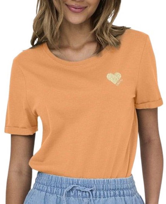 Detaillering van een oranje T-shirt met korte mouwen en een glitterend goudkleurig hartje op de borst.