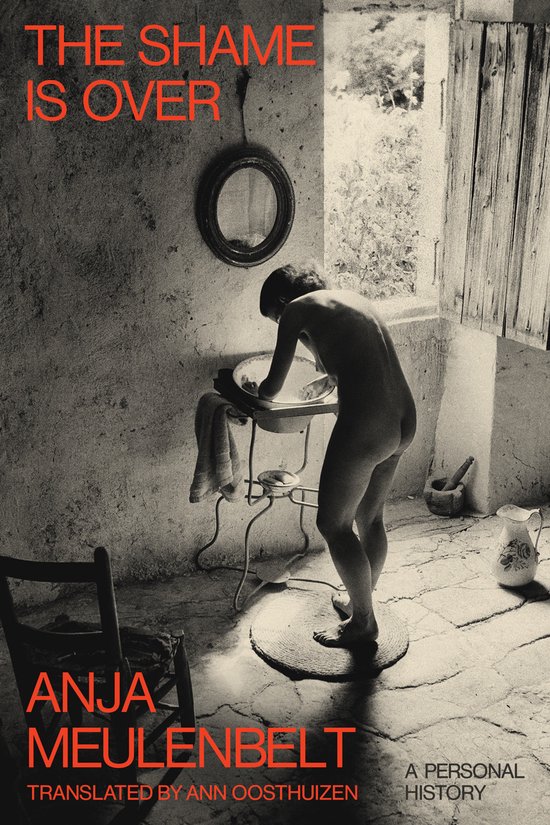 Boekcover met de tekst 'THE SHAME IS OVER', ANJA MEULENBELT en 'A PERSONAL HISTORY'. Een naakte vrouw buigt zich over een wastafel.