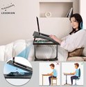 Vrouw met laptop op verstelbare bedtafel. Ventilatiegaten en hoekinstellingen zichtbaar.