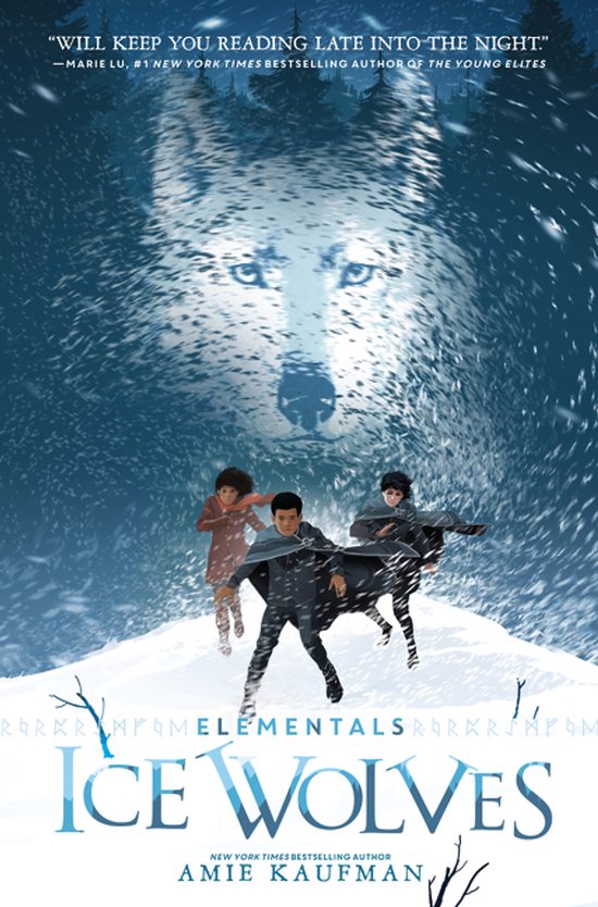 Boekomslag van 'Ice Wolves' met drie kinderen die door besneeuwde heuvels rennen, met een grote wolf in de achtergrond.