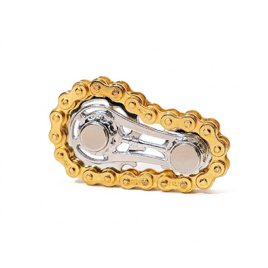 Gouden fietsketting fidget spinner met zilveren middenstuk, op witte achtergrond.