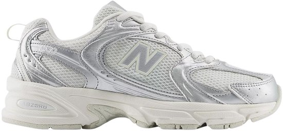 Zilverkleurige New Balance 530 sneaker met witte mesh en logo N.