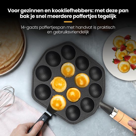 Gietijzeren poffertjespan met 14 holtes en houten handvat, met gevulde poffertjes en aardbeien.