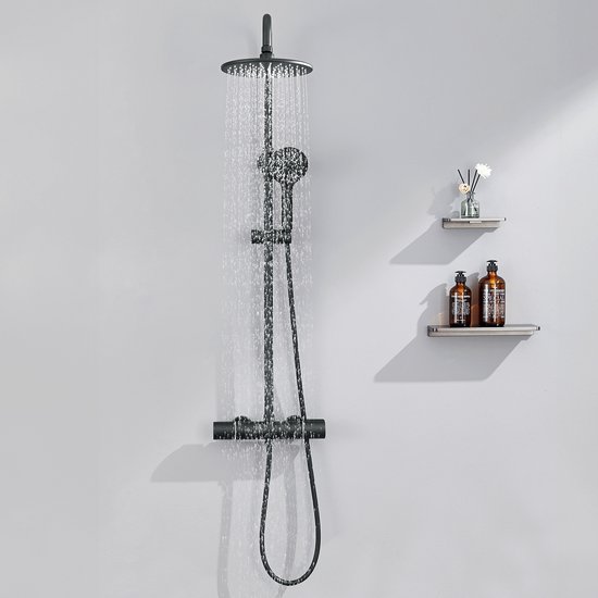 Zwarte doucheset met thermostaat, grote douchekop en handdouche met waterstraal, met plankjes ernaast.