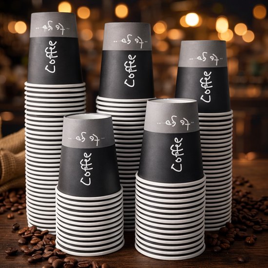 Vijf stapels kartonnen koffiebekers met witte strepen en een zwart/grijs gedeelte met de tekst 'Coffee to go...'. Omringd door koffiebonen op een houten achtergrond.