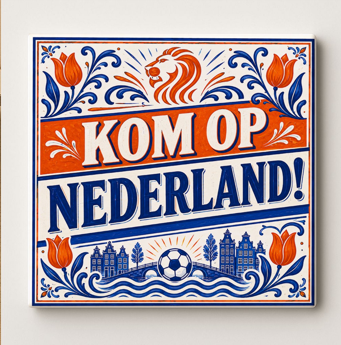 Bedruk King Kom Op Nederland Voetbaltegel – Nederlands Supporter Design met Oranje Leeuw, Voetbal, Tulpen en Delfts Blauwe Stijl – Decoratieve Keramische Cadeautegel Wit