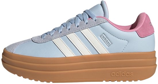 Lichtblauwe Adidas VL Court sneakers met dikke gumkleurige zool, roze accenten en witte strepen.