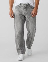 Grijze baggy jeans voor heren met een bleached wash, gedragen door een model.